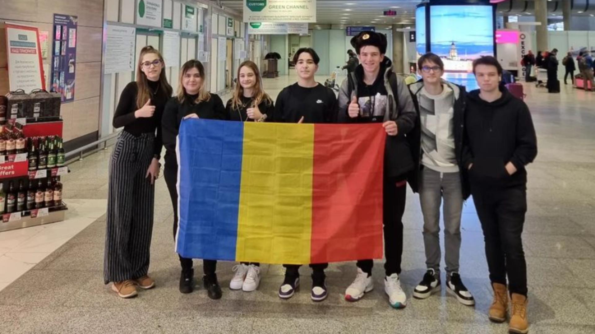 ABUZ la Sankt Petersburg - 7 tineri români, obligați să renunțe la steagul României, la concursul de robotică