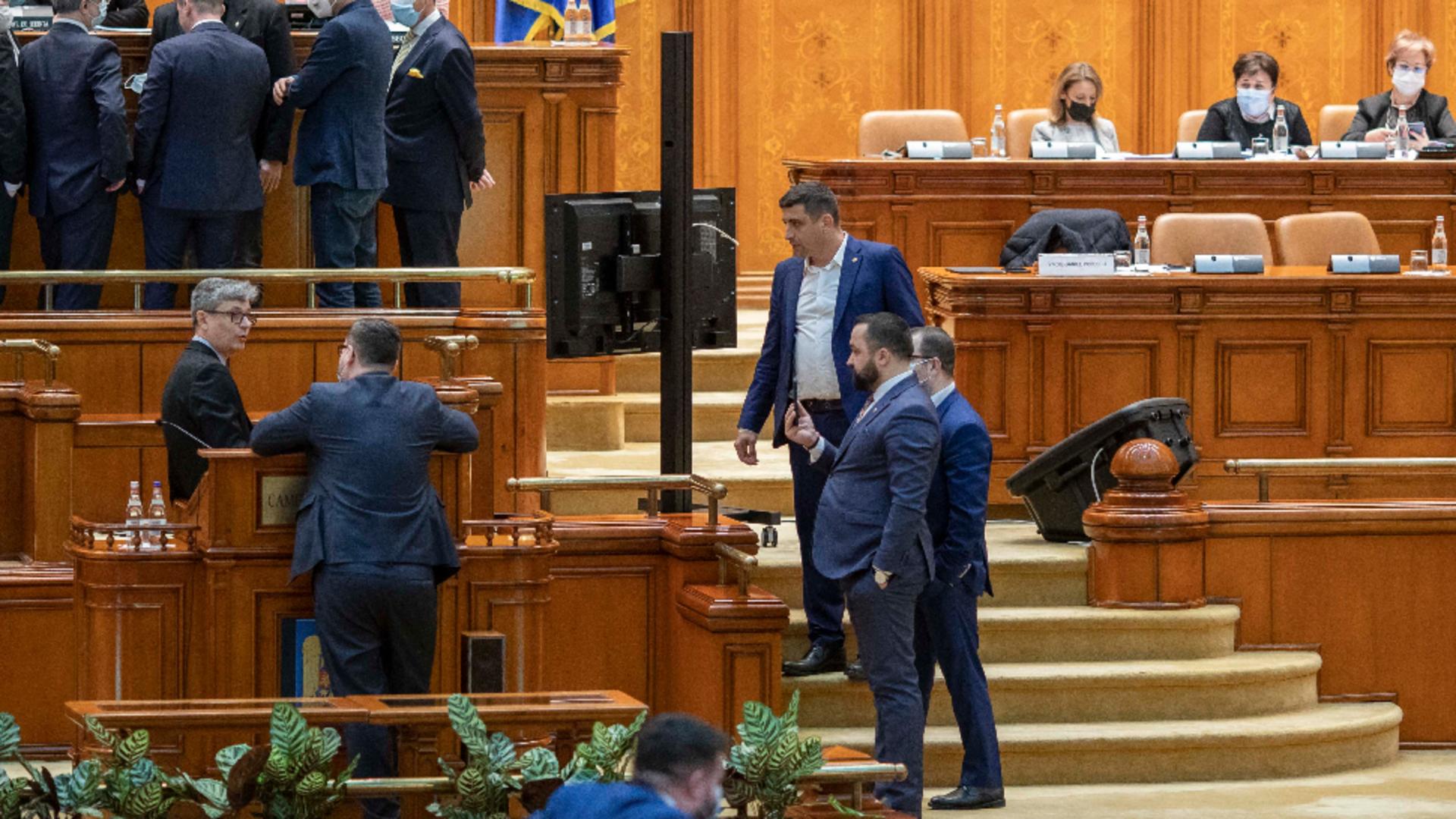 Virgil Popescu și George Simion, protagoniștii unui scandal în Parlament. Foto/Inquam/Octav Ganea
