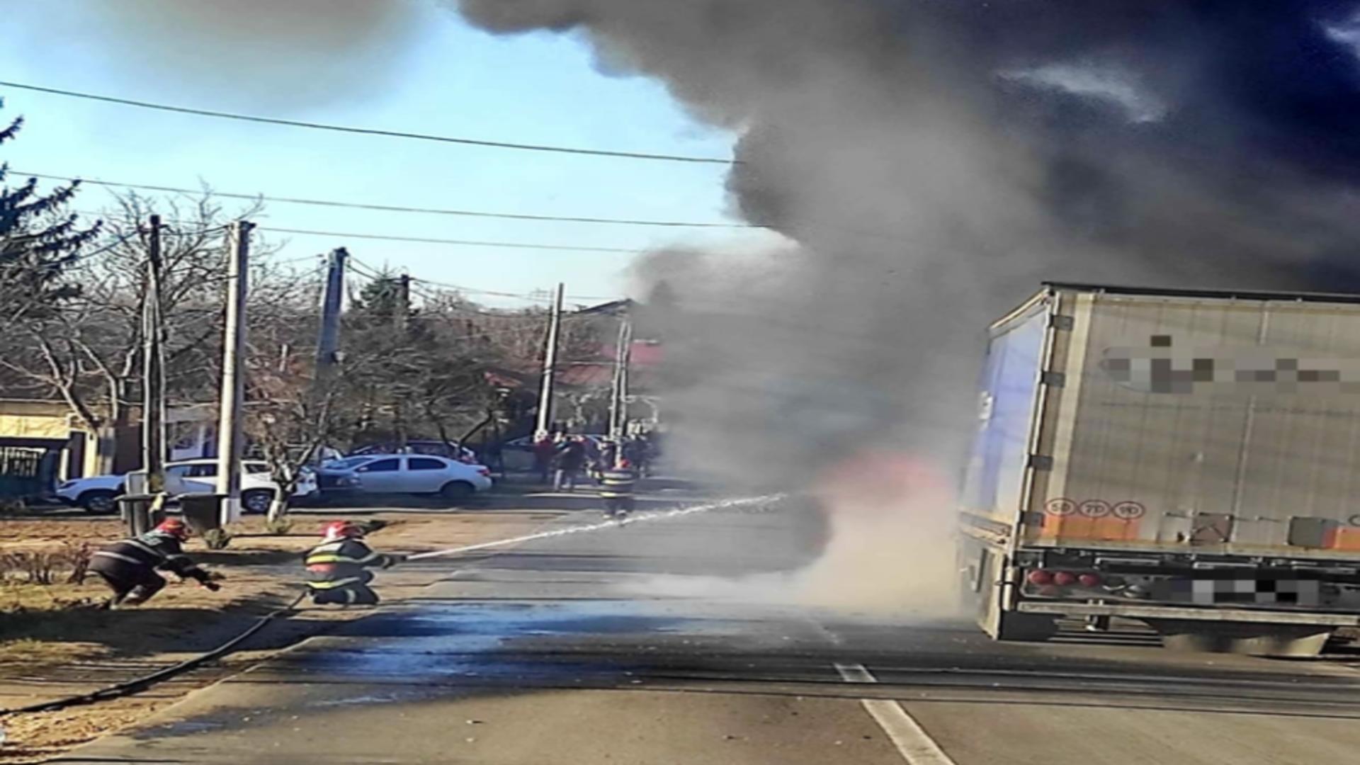 Pericol de explozie în Giurgiu: Un autocamion cu azotat de amoniu a luat FOC în mers, pe DN 61