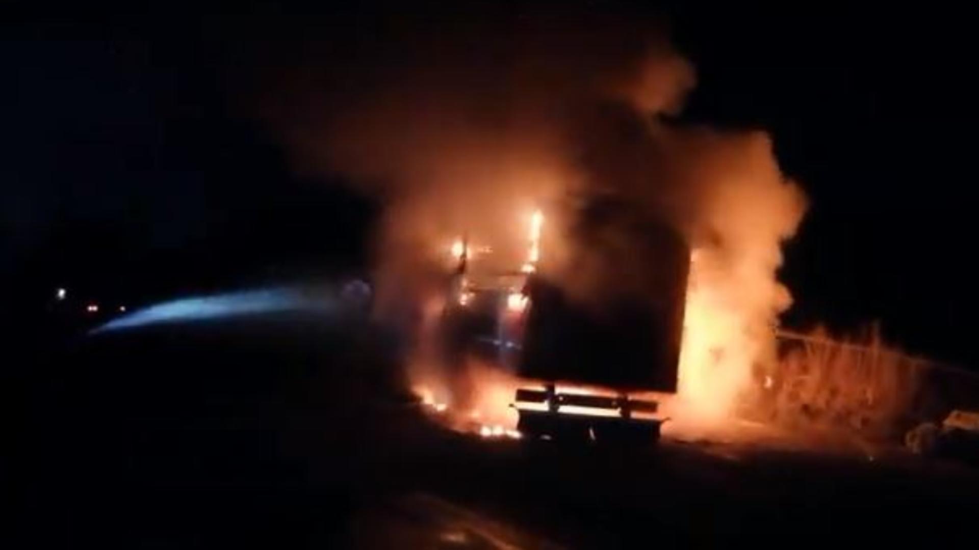 Un tir a luat foc în mers. Captură video