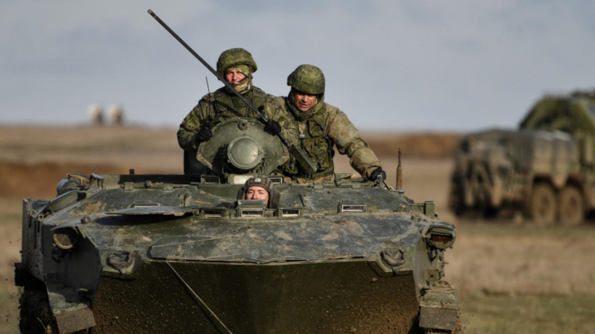 Trupe și tancuri rusești, mutate în Donbas, în zonele separatiste recunoscute de Putin Foto: Profi Media
