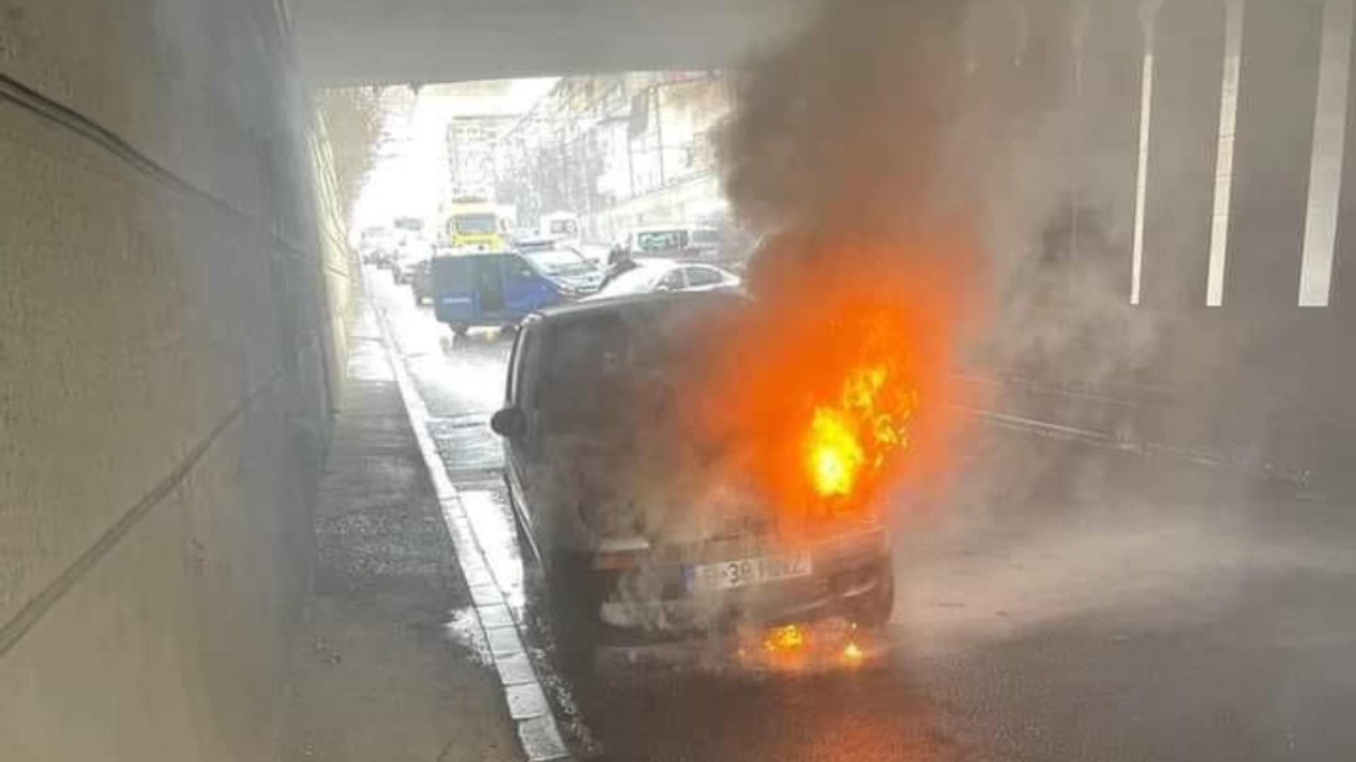 O mașină a luat foc la Podul Constanța