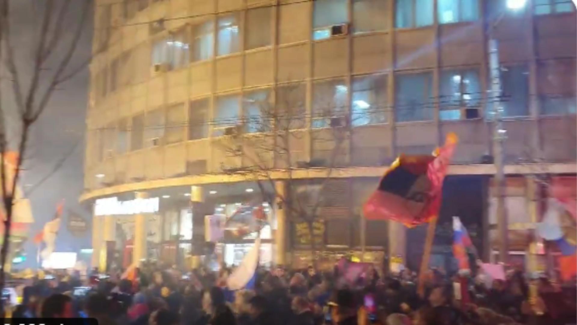 VIDEO Protest pro-Rusia la Belgrad: oameni cu steaguri în mână scandează anti-NATO