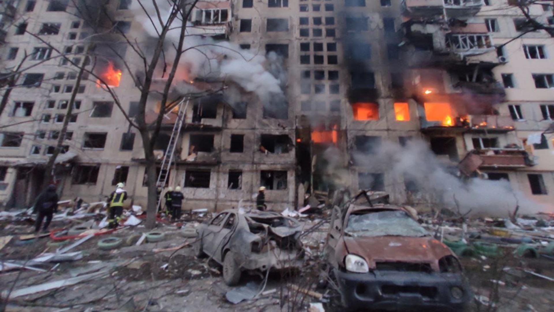 Bloc de 9 etaje, din Kiev, LOVIT de bombardamente: s-a declanșat un INCENDIU MASIV! Bilanț provizoriu: 2 morți și mai mulți răniți