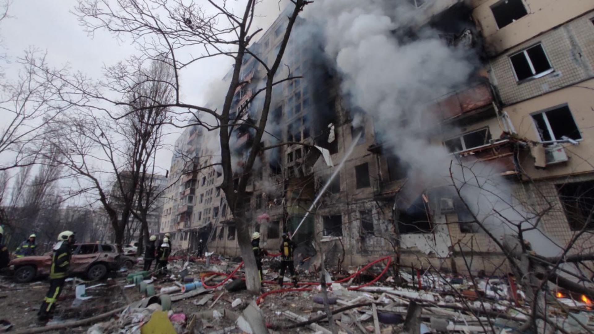 Bloc de 9 etaje, din Kiev, LOVIT de bombardamente: s-a declanșat un INCENDIU MASIV! Bilanț provizoriu: 2 morți și mai mulți răniți