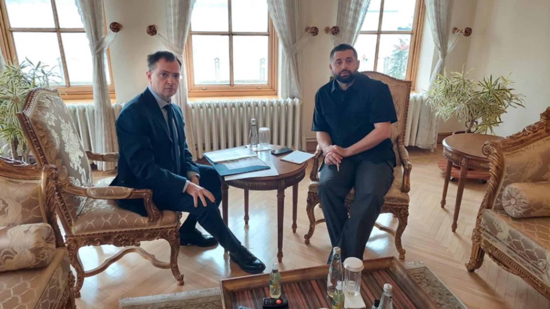 David Arakhamia (dreapta) și Vladimir Medinsky (stânga)/ Foto: Twitter Mihailo Podoliak