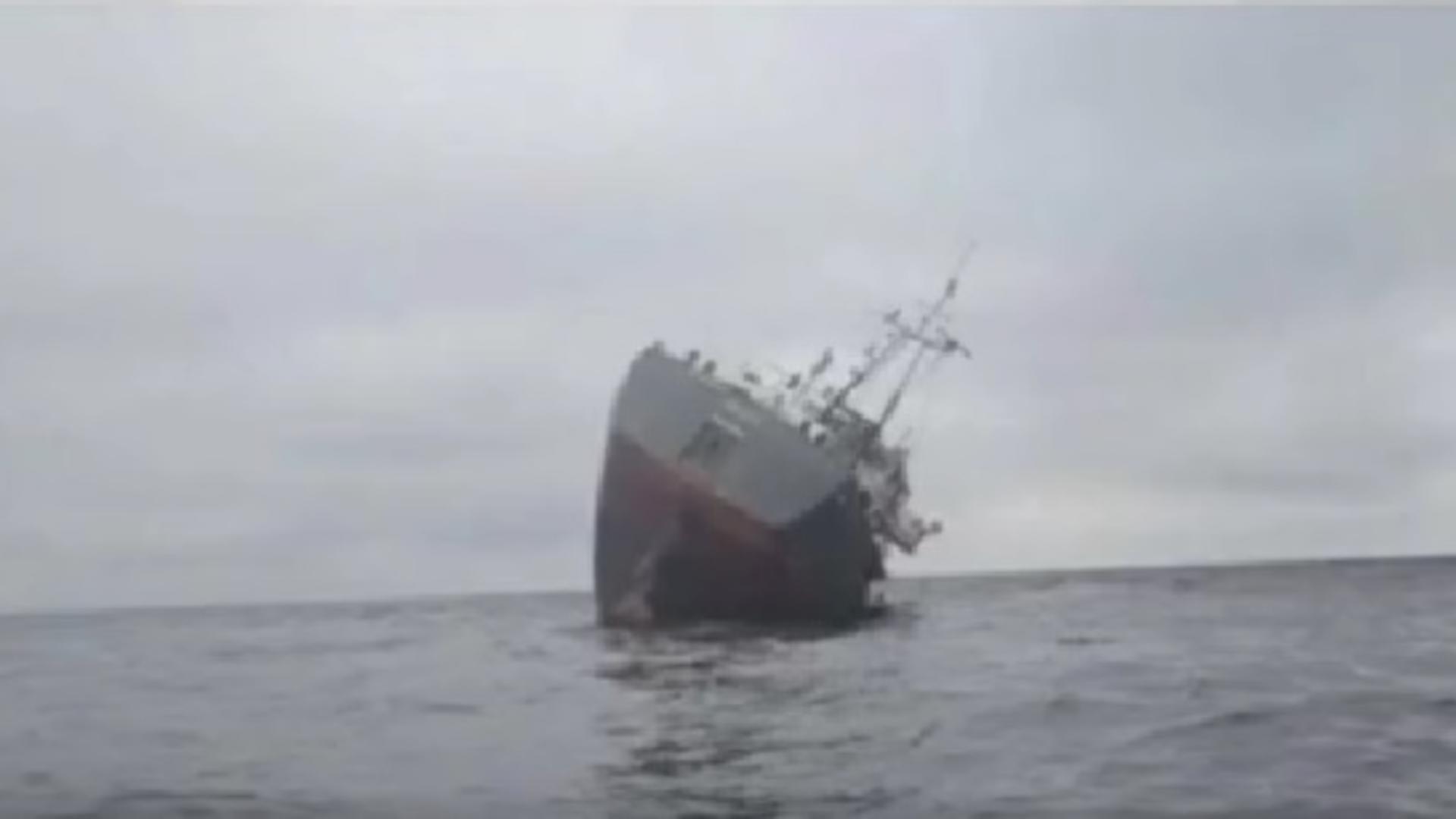 Cargoul Helt după ce a fost lovit (captură video)