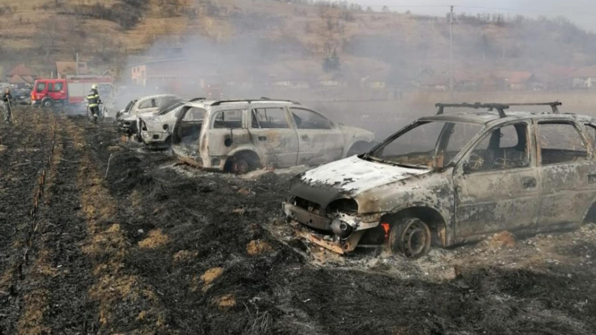 Incendiu de vegetație scăpat de sub control: zeci de mașini, mistuite de foc
