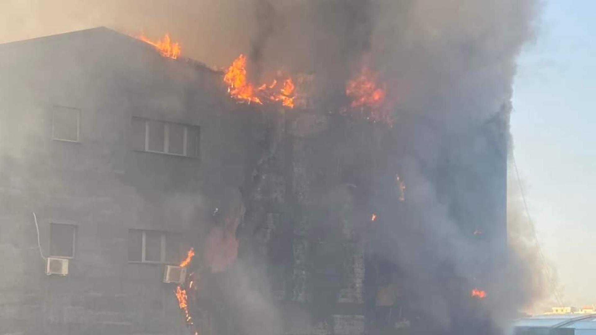 INCENDIU VIOLENT, în Capitală - arde un important centru comercial din sectorul 5