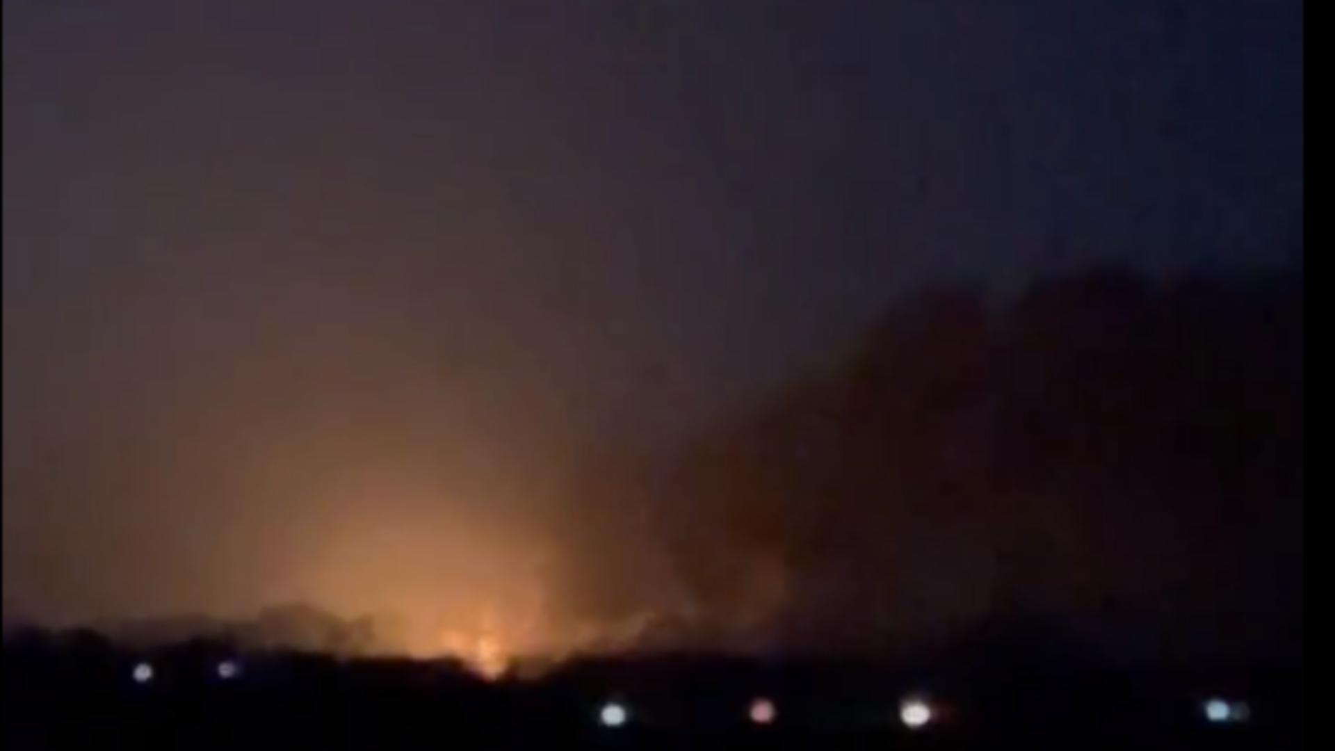 Atac aerian rusesc la depozitul de petrol din regiunea Rivne/ Captură foto Twitter