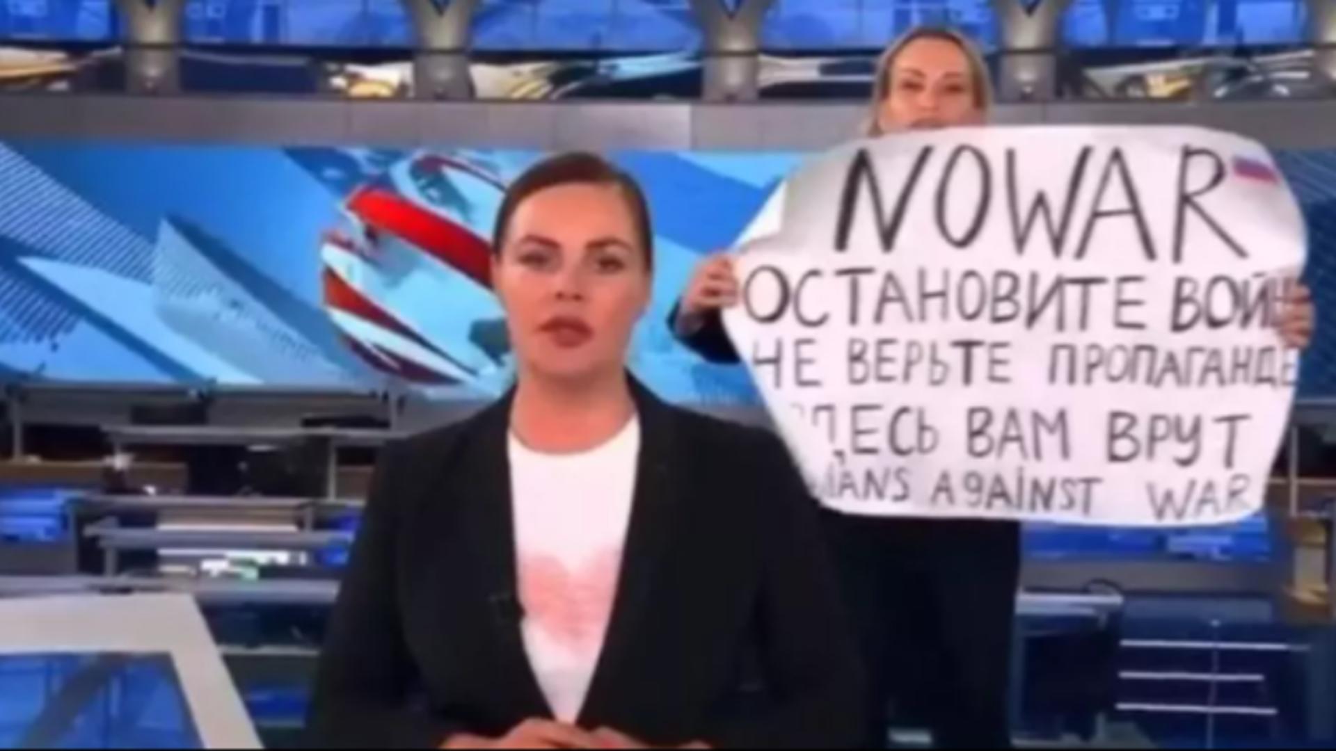 Protestul anti-război al jurnalistei jurnalistei Marina Ovsiannikova/Captură video