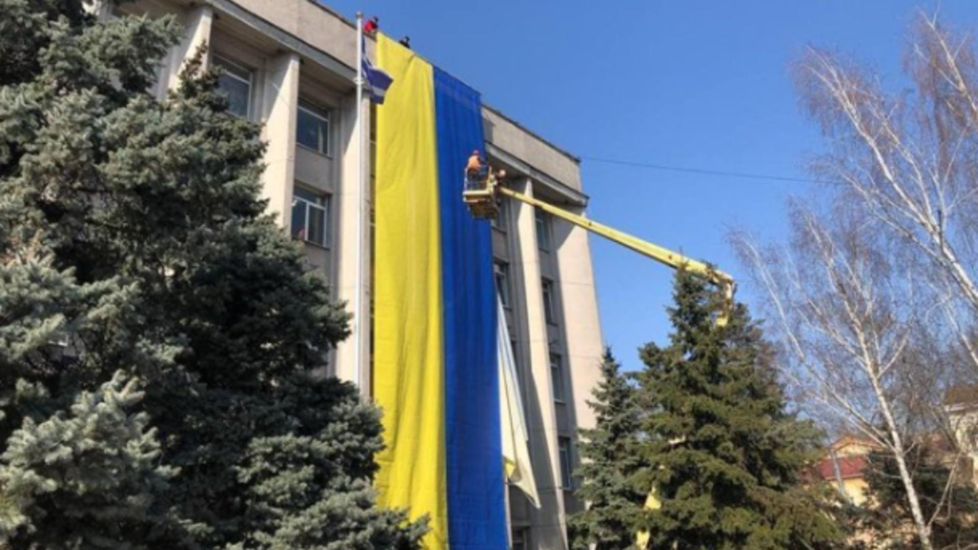 Steag Ucraina arborat în Herson/Captură Twitter