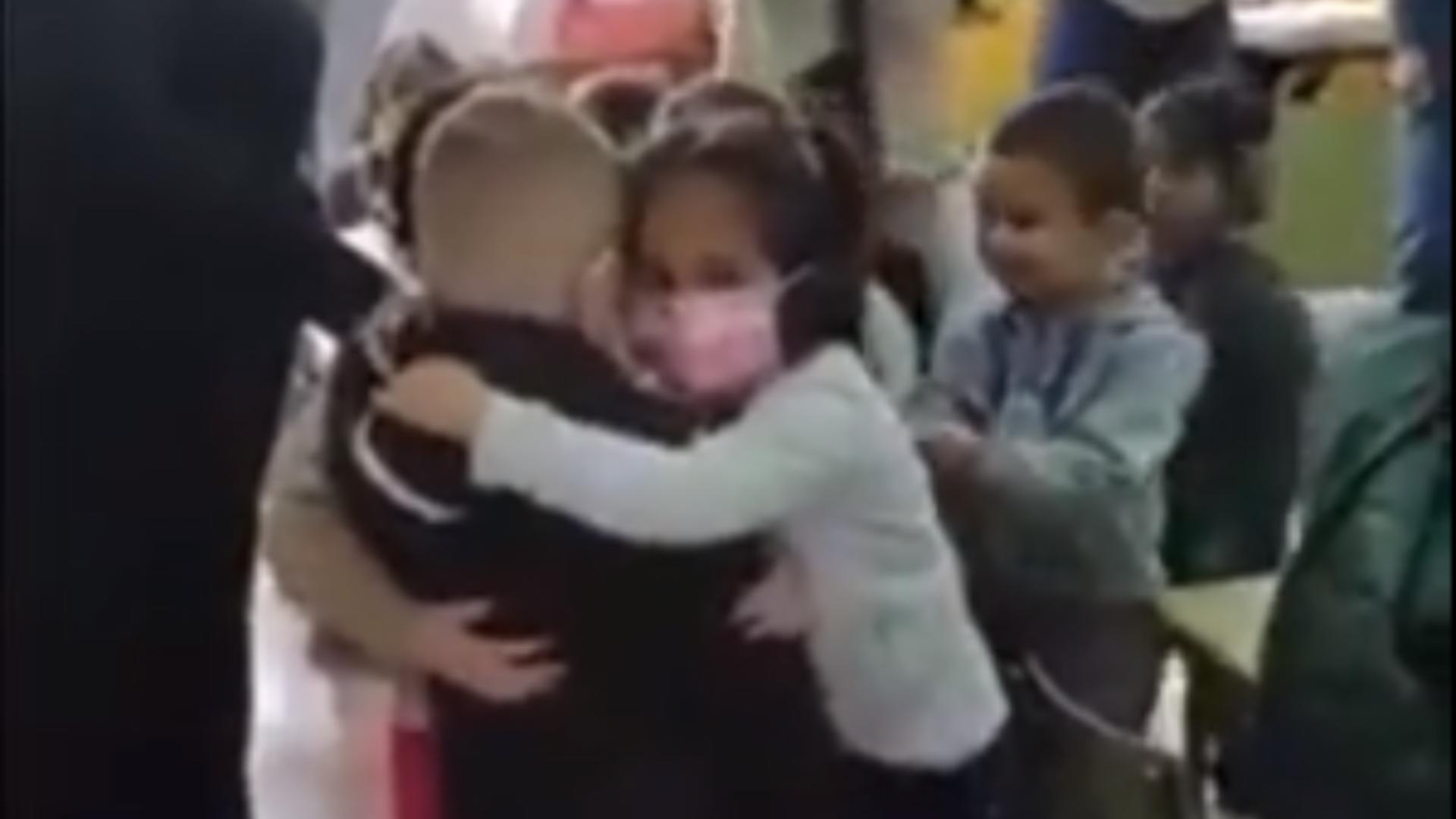 Copil ucrainean, îmbrățișat de colegi la o grădiniță din Spania / Captură video