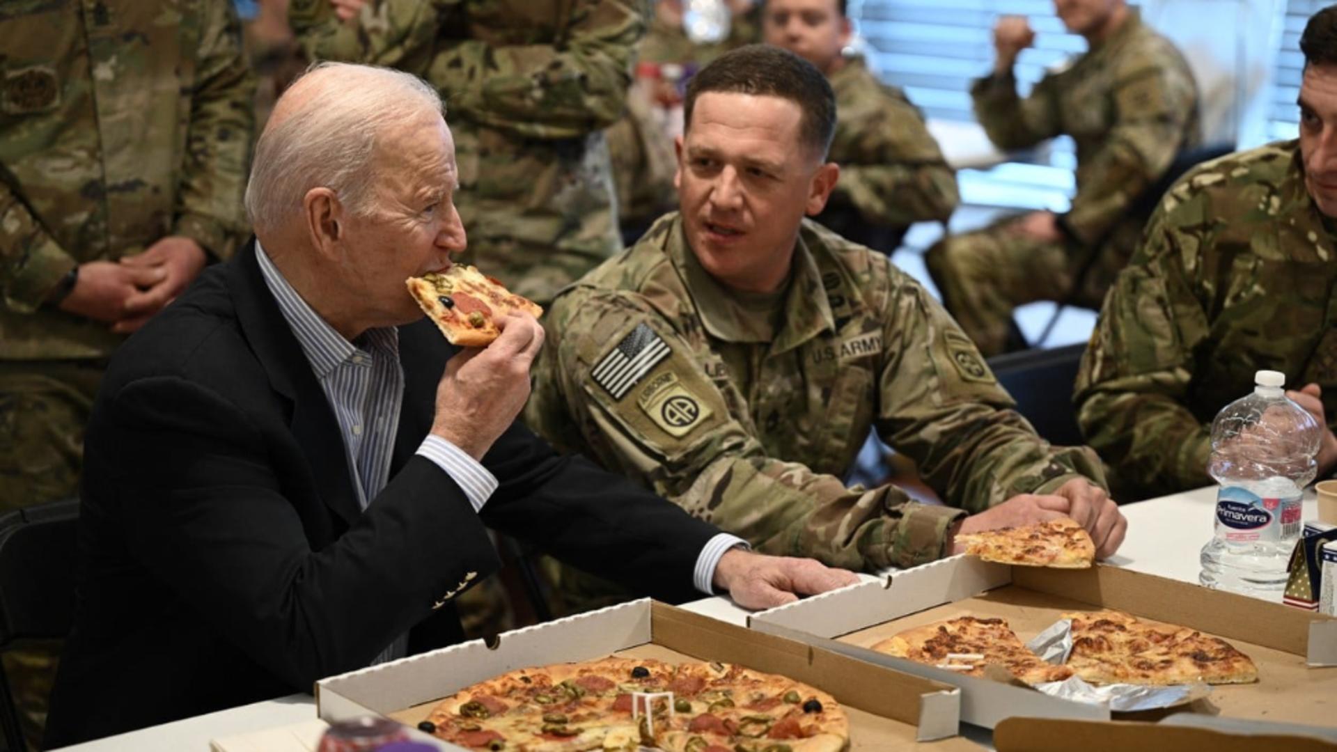 Joe Biden a mâncat pizza și a făcut selfie alături de militarii americani din Polonia - IMAGINILE care au făcut înconjurul lumii