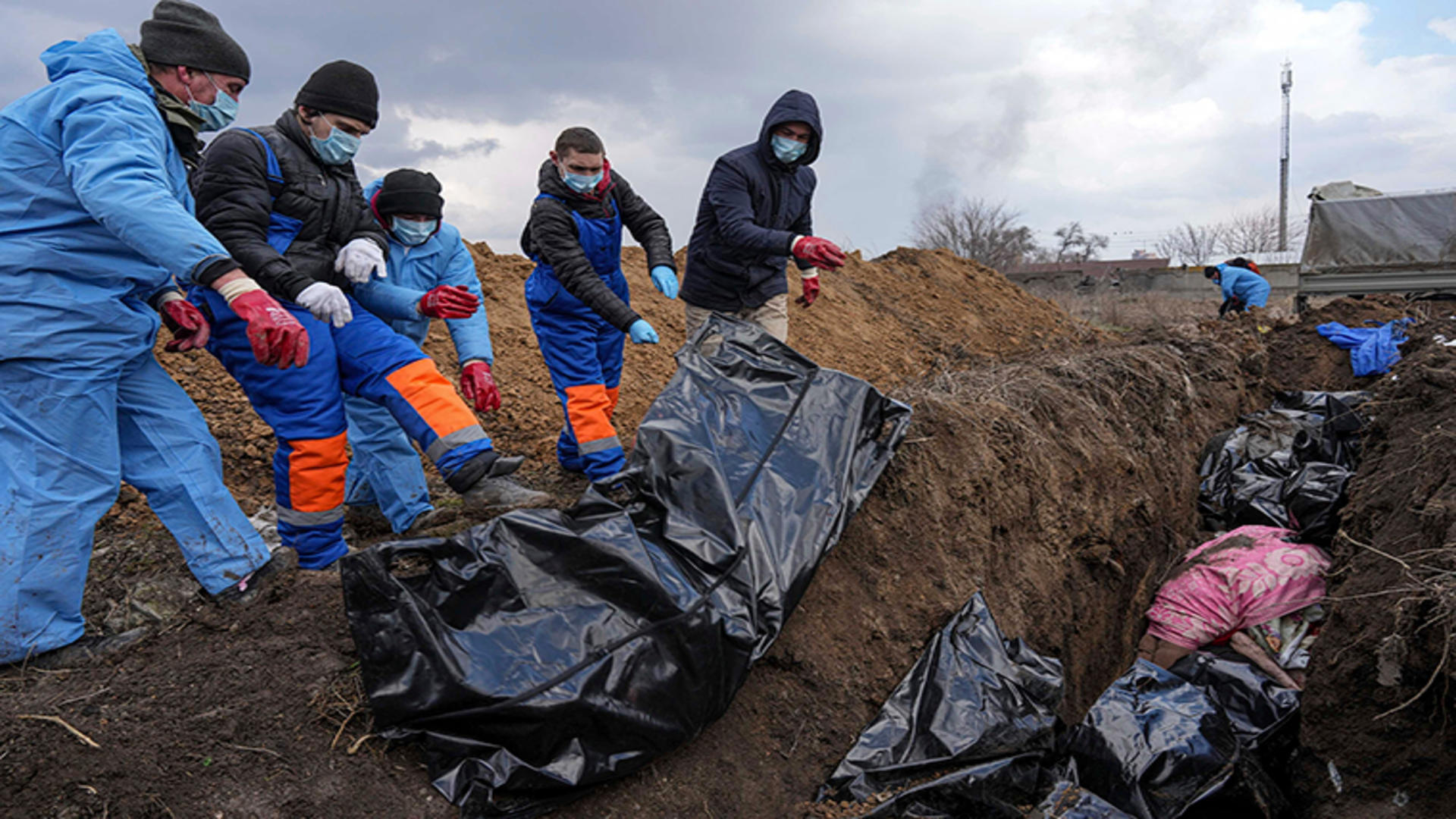 Rușii au închis cimitirele din Mariupol, iar oamenii îngroapă morții în parcul din centrul orașului. Foto/Profimedia