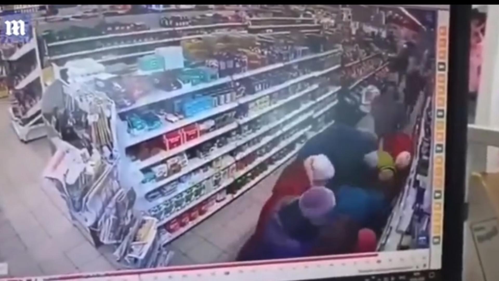 IMAGINI incredibile într-un magazin din Rusia: zeci de oameni se îmbulzesc pentru a prinde o pungă cu zahăr - VICTIMELE lui Putin