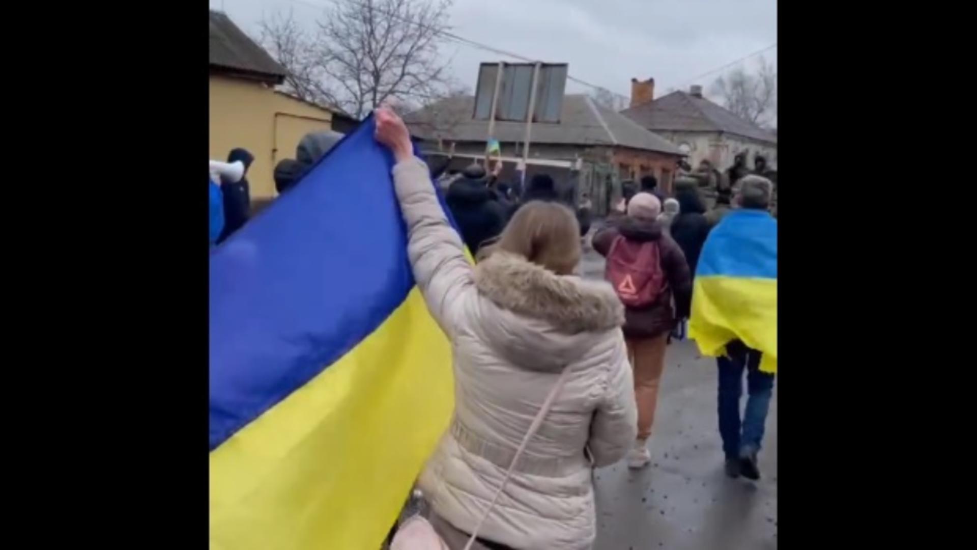 Civilii, scut uman în fața TANCURILOR rusești! Oamenii își apără țara cu mâinile goale - Imagini impresionante