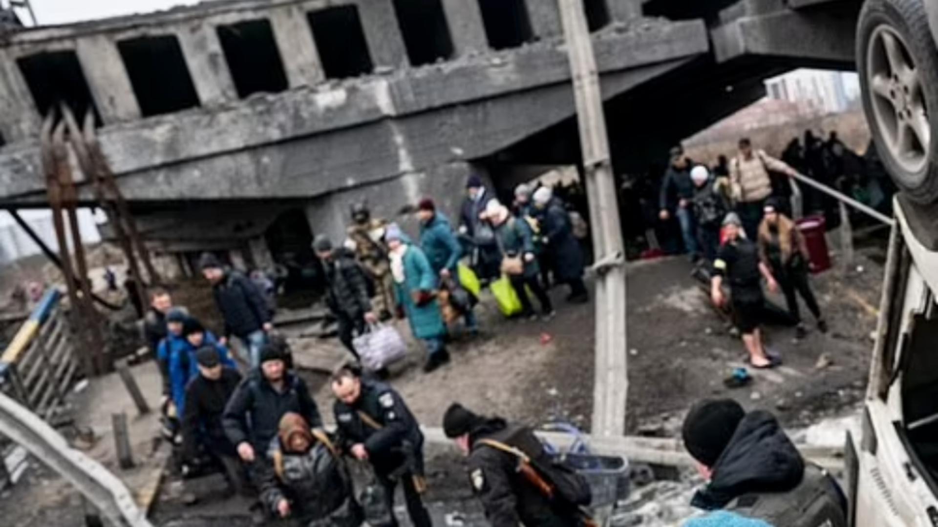 Civili ucraineni în zonă lovită de bombardamente