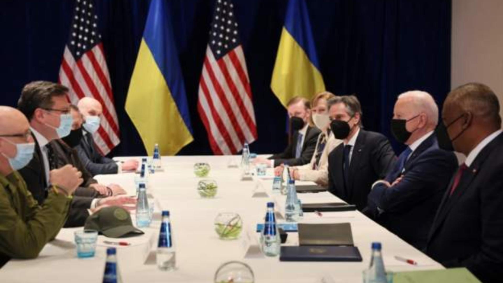 Joe Biden, întâlnire SURPRIZĂ cu doi miniștri ucraineni, în Polonia! Cel mai important mesaj la final de turneu