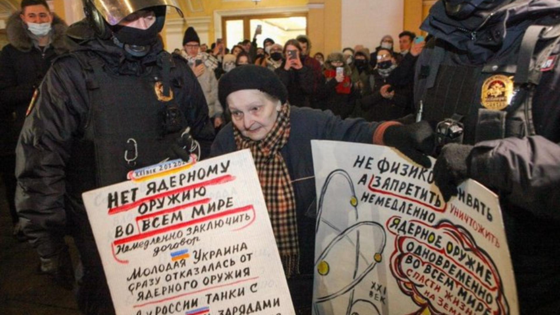Imagini emoționante în Rusia - O bunică s-a alăturat tinerilor la protestele împotriva războiului din Ucraina