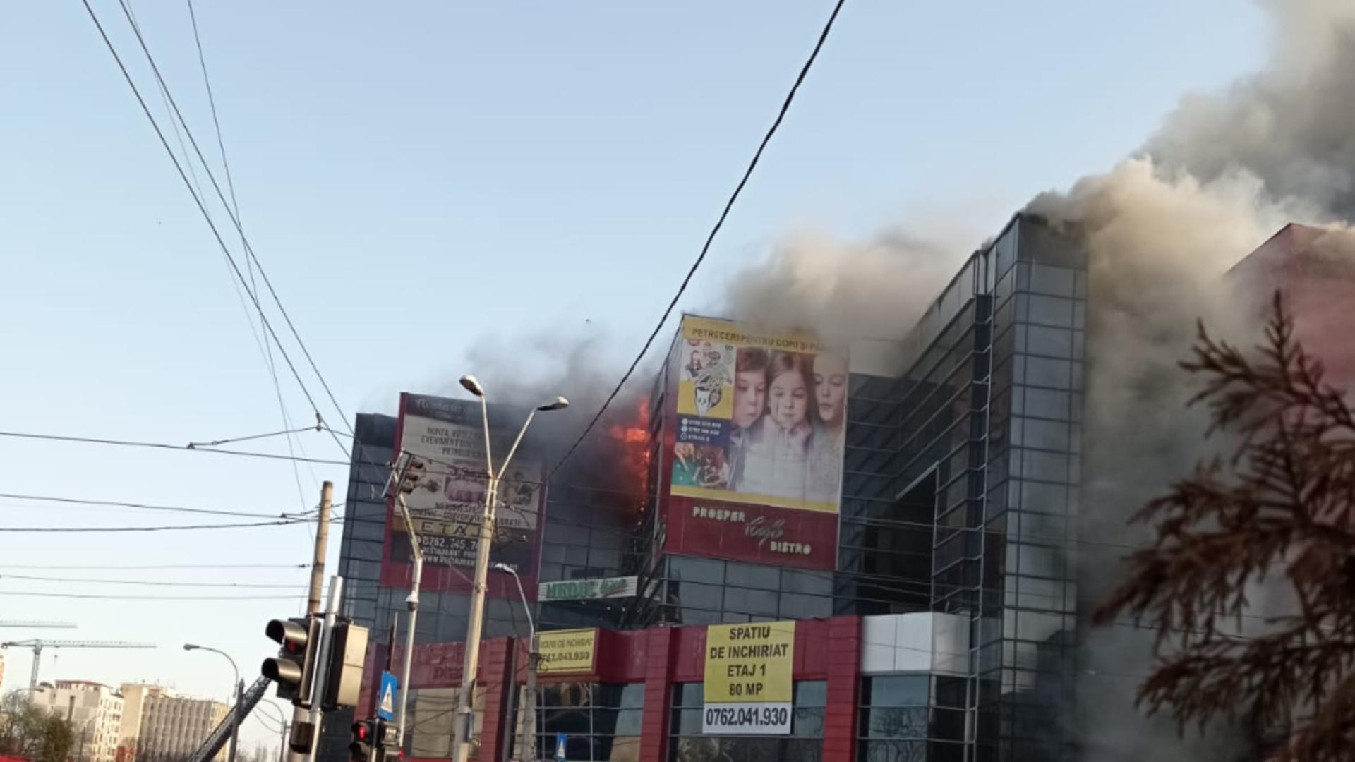 INCENDIU VIOLENT, în Capitală - arde un important centru comercial din sectorul 5