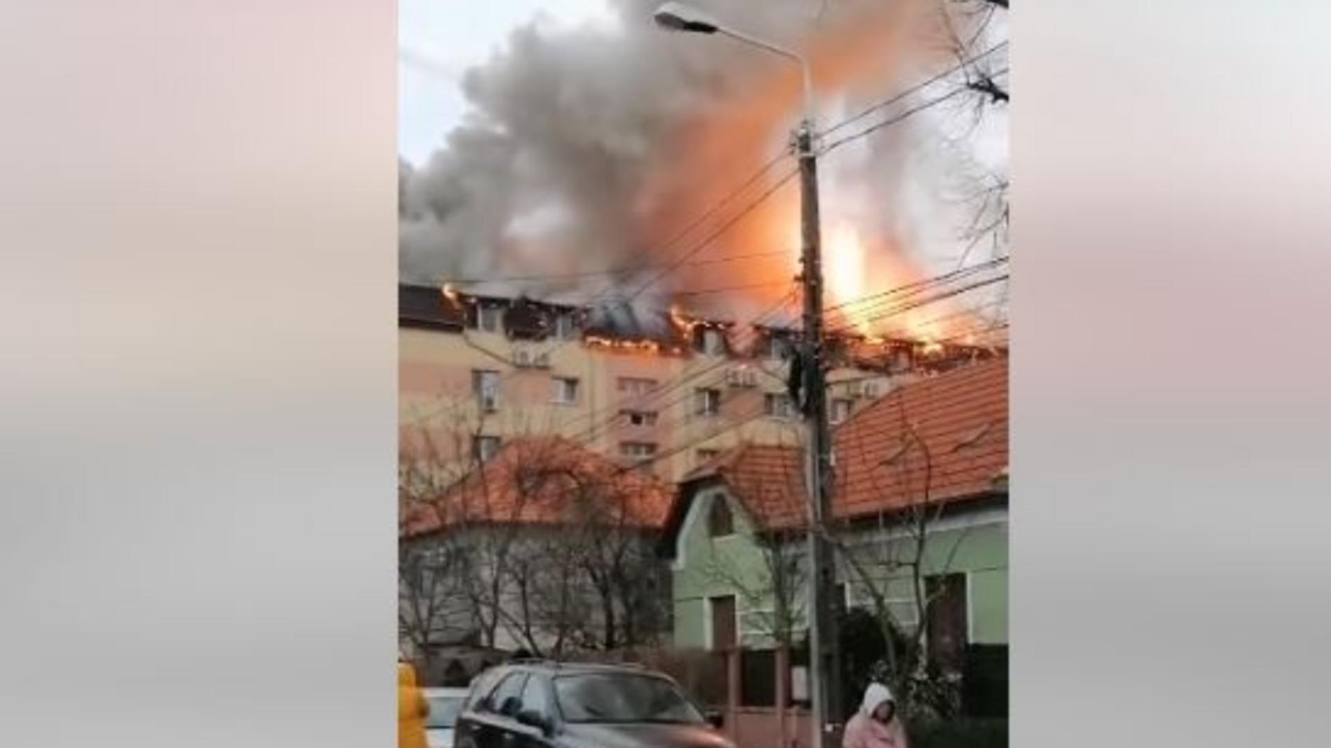 Mansarda unui bloc din Timișoara s-a făcut scrum. Foto/Captură video