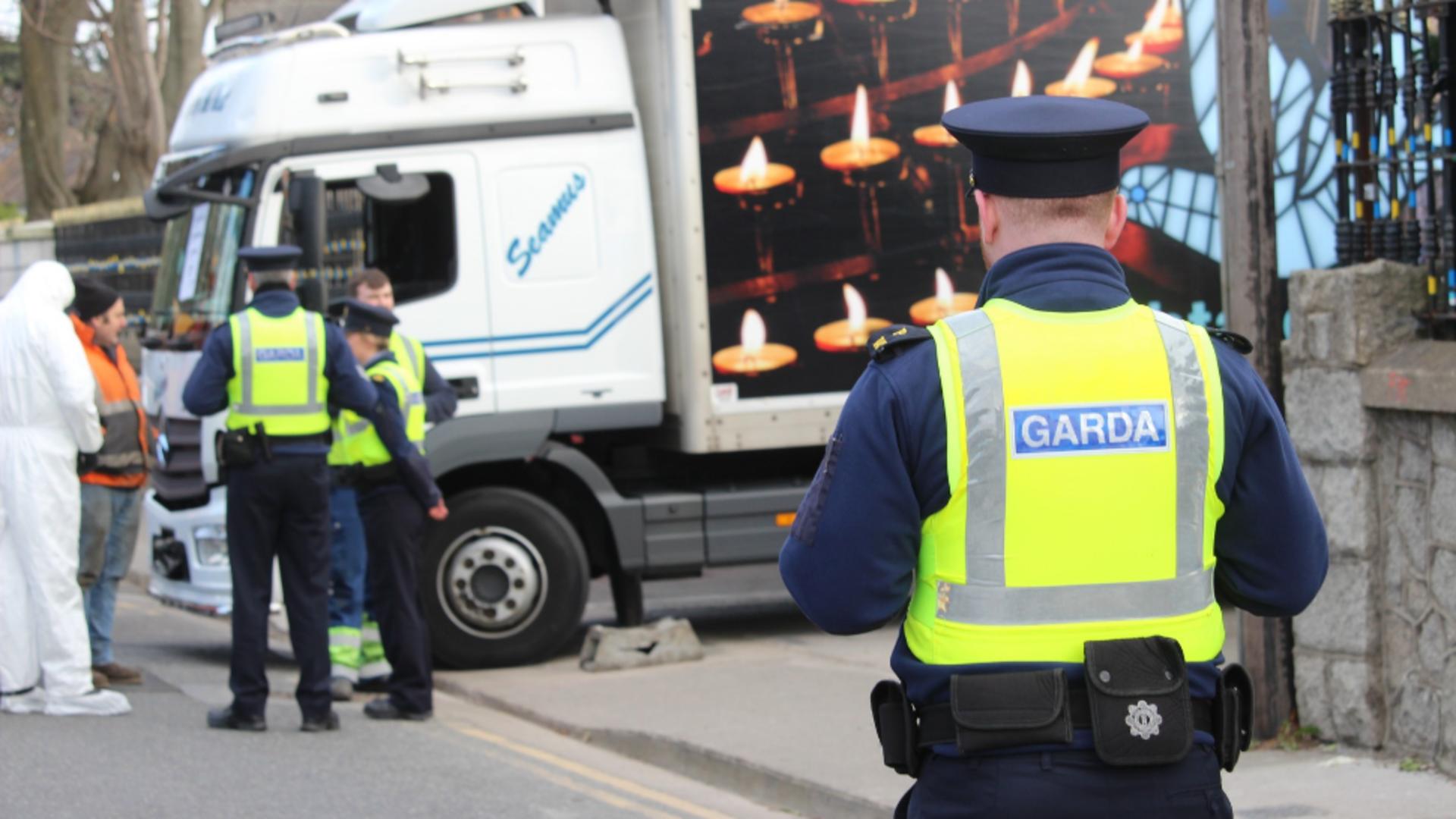 Un irlandez a intrat cu camionul în ambasada Rusiei din Dublin. Foto/Profimedia