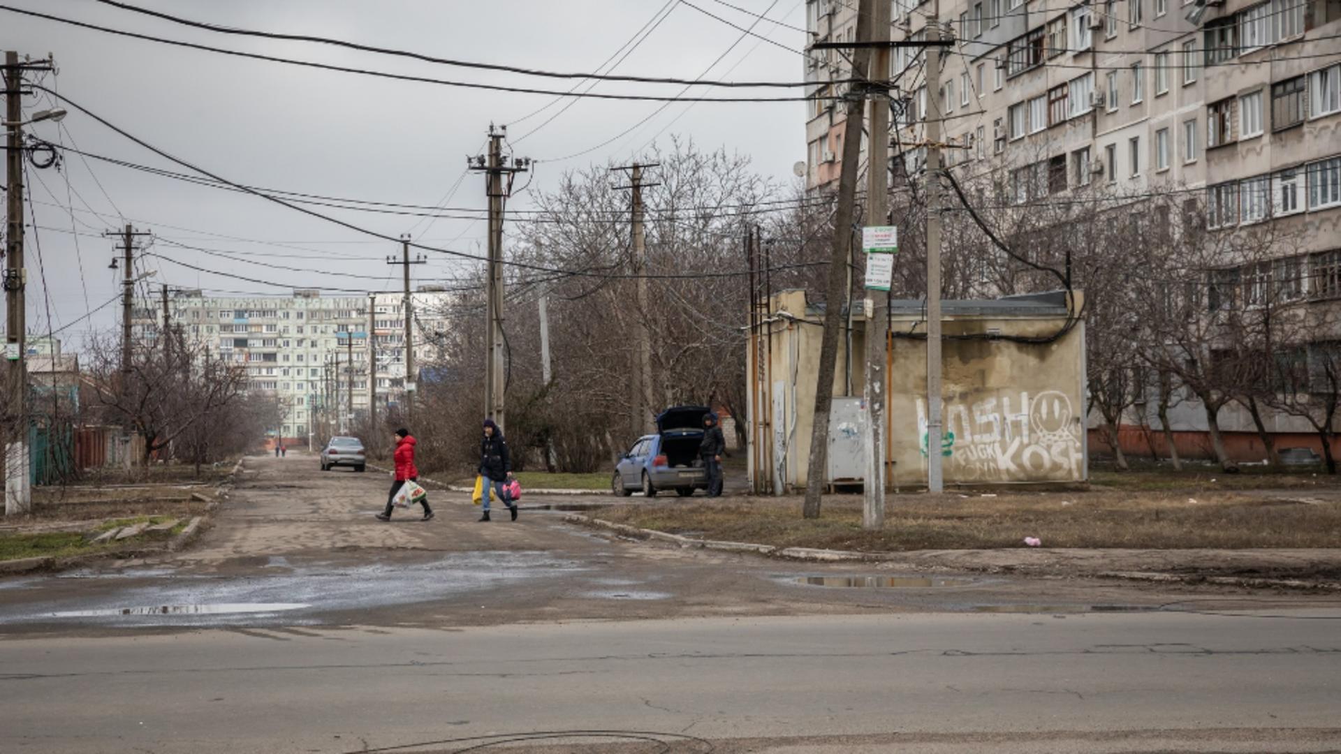 Bombardamentele i-au lăsat pe locuitorii din Mariupol fără energie electrică. Foto/Profimedia