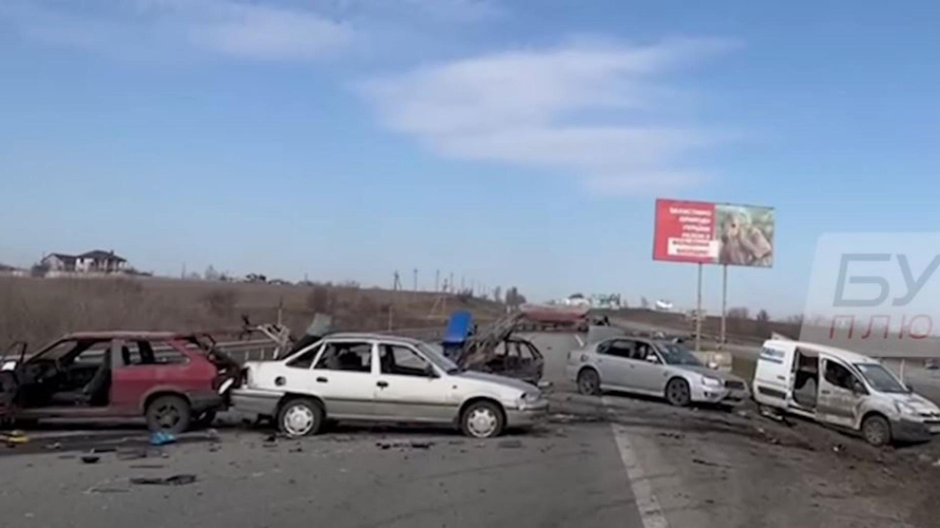 Mașini cu civili, lovite în plin de forțele armate ale Federației Ruse, pe o șosea de lângă Harkov