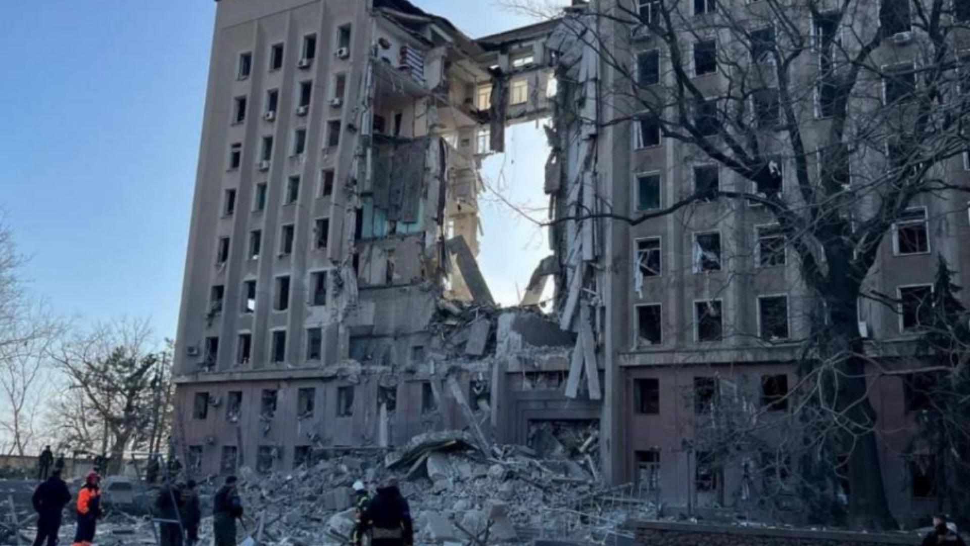 16 persoane au fost găsite moarte, până acum, sub darâmăturile clădirii administrative din Nikolaev. 