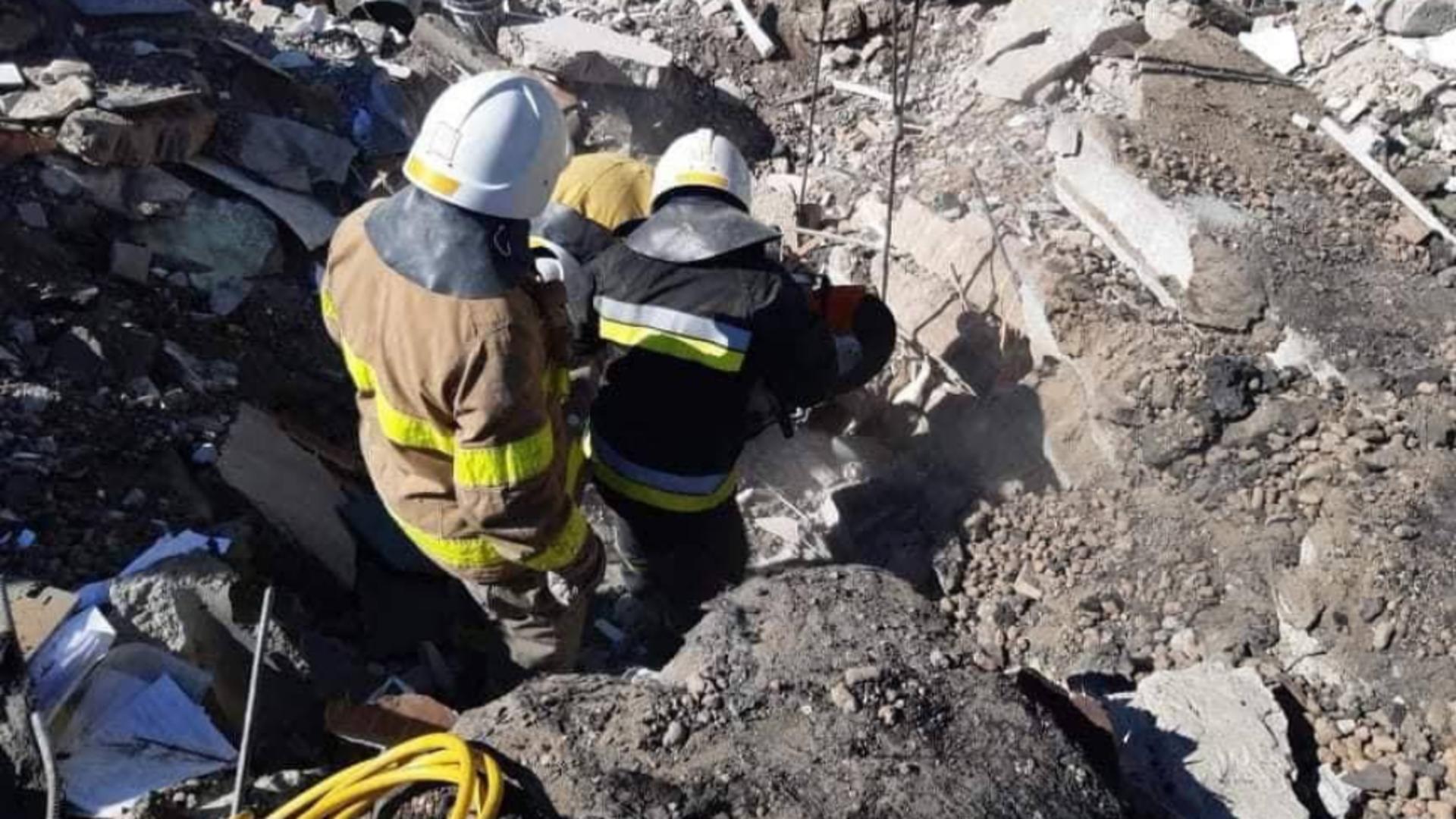 7 cadavre scoase de sub dărâmăturile unei școli bombardate de ruși. Foto/FB