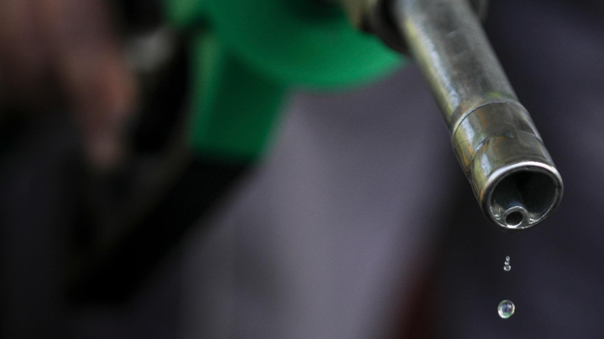 Cotațiile la petrol scad, nu și prețul carburanților. Foto/Profimedia