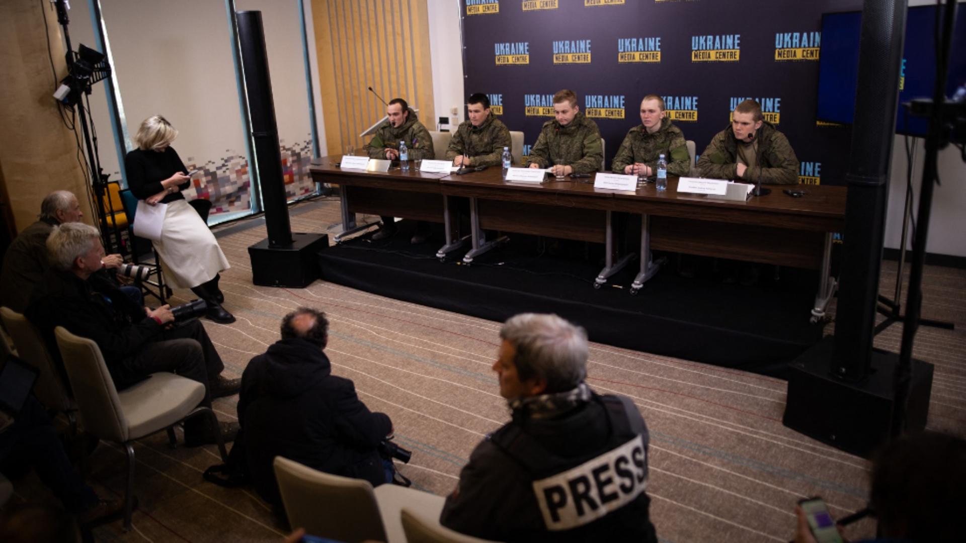 Prizonieri ruși la o conferință de presă în Ucraina. Foto/Profimedia