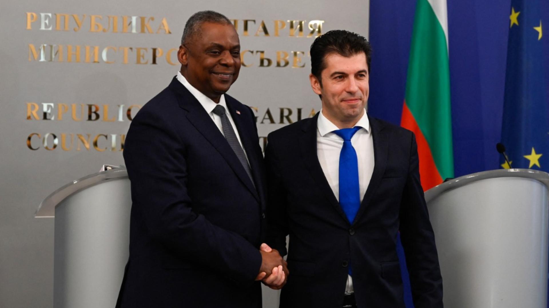 Secretarul american al apărării, Lloyd Austin (dreapta), și premierul Bulgariei, Kiril Petkov (stânga)/ Profimedia