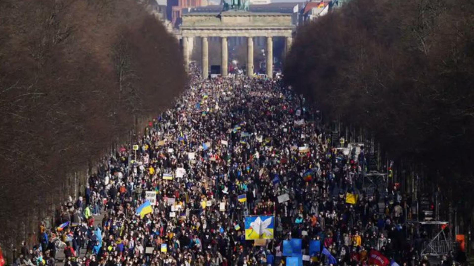 IMAGIN fabuloase cu protestul germanilor împotriva războiului din Ucraina Foto: Twitter.com