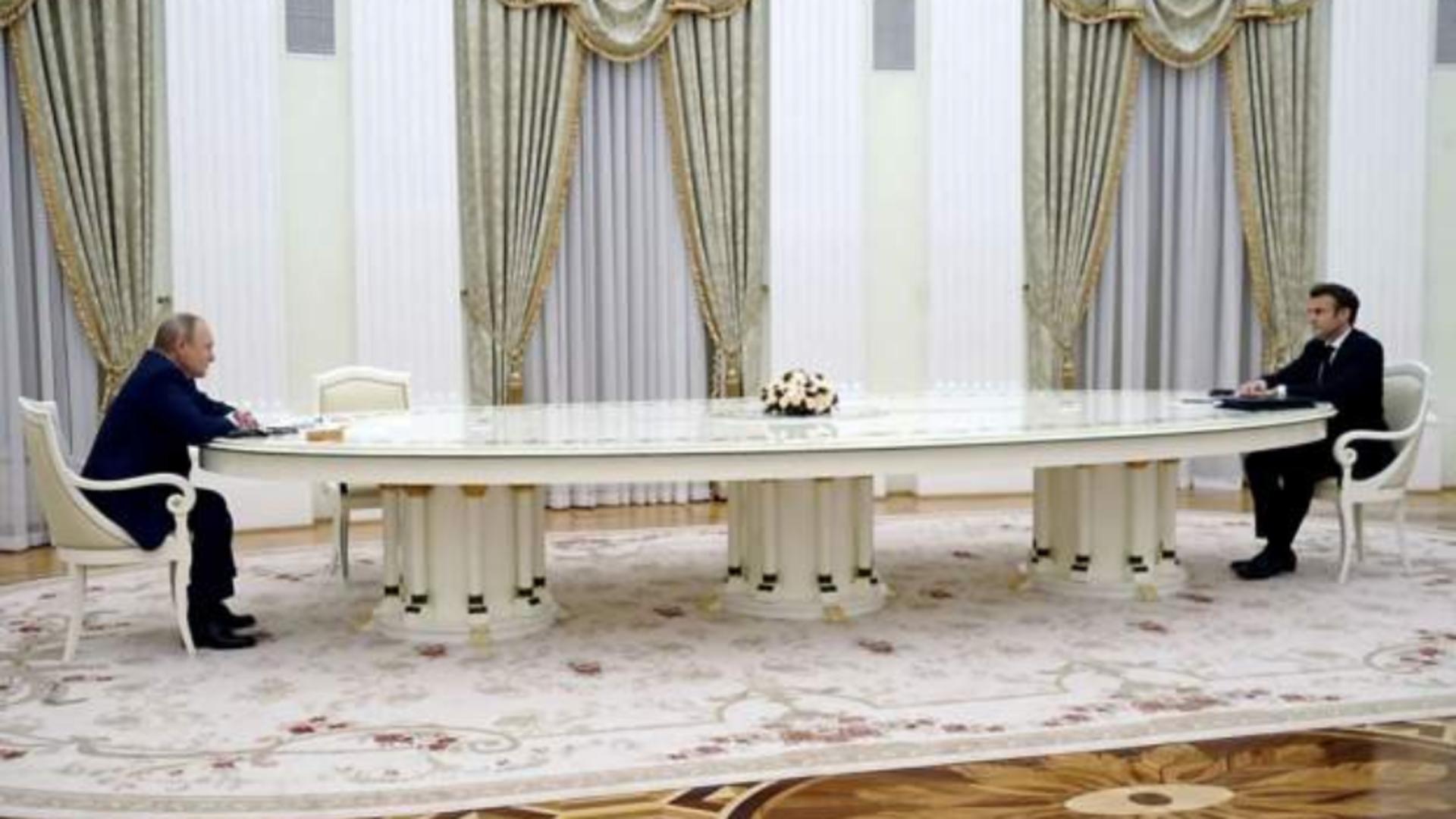 Celebra masă de aproape 10 metri de la Kremlin care i-a „îndepărtat” pe Putin și Macron. Foto/Profimedia