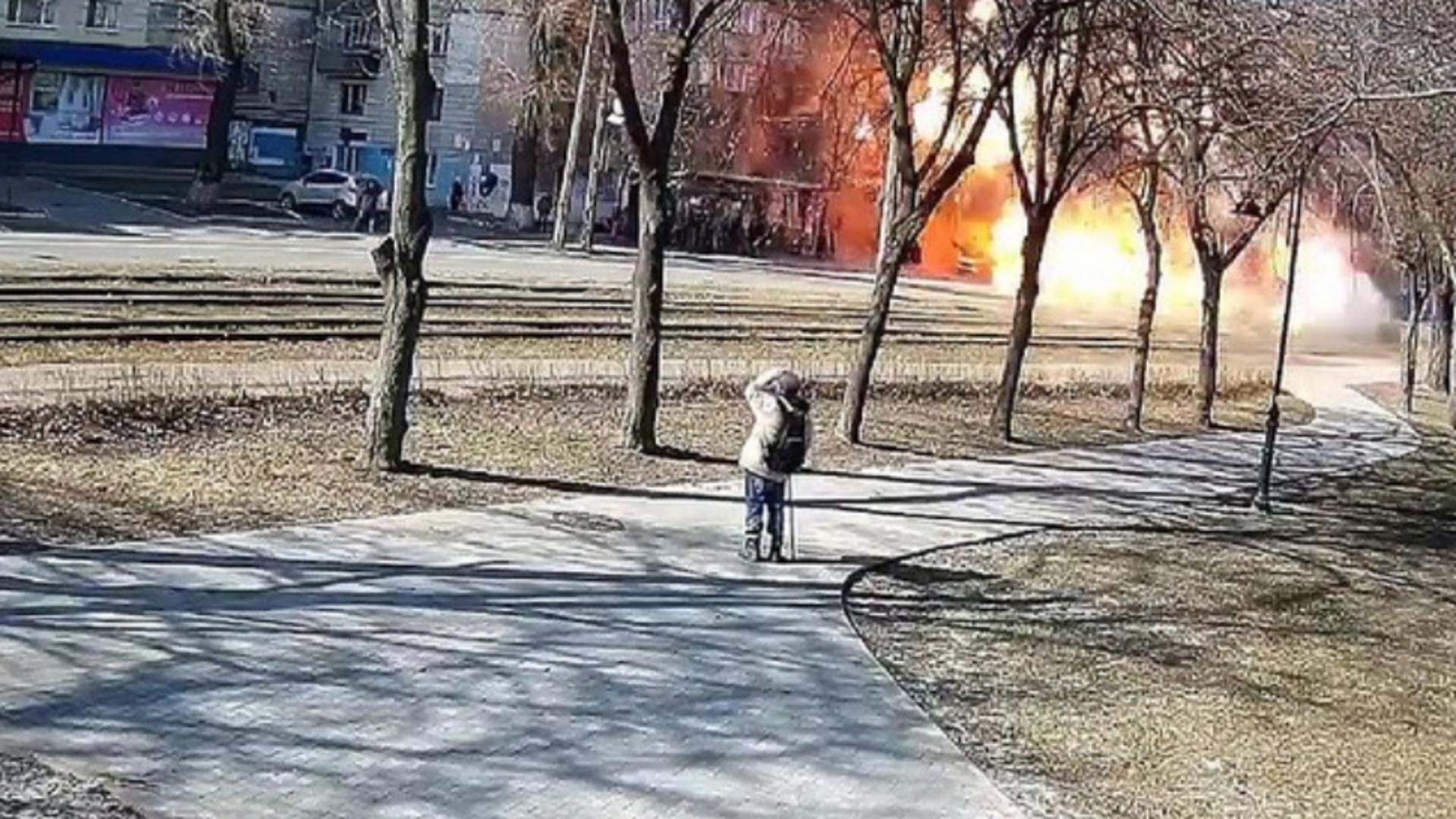 Momentul în care o rachetă rusească cade pe o stradă circulată în Kiev Foto: Twitter.com
