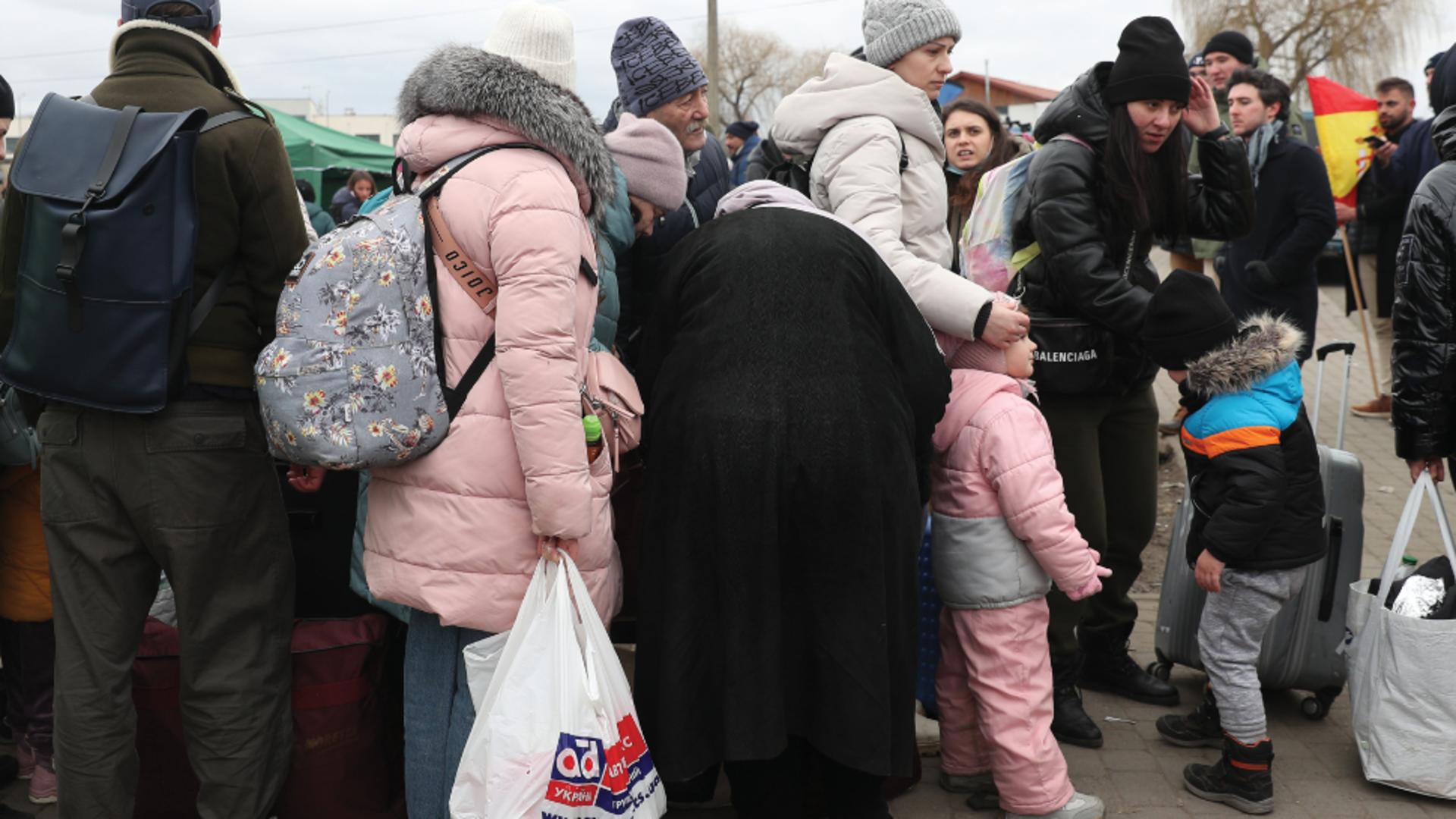 Milioane de ucraineni fug din calea războiului Rusiei - Impactul, devastator pentru 7,5 milioane de copii