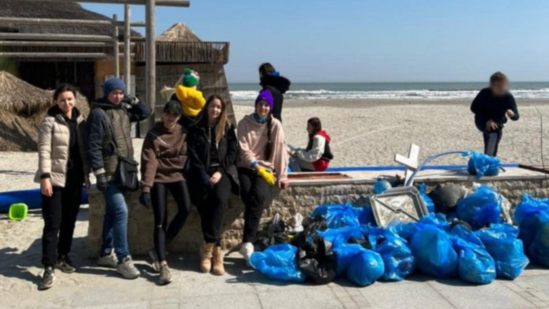 Refugiaţi ucraineni găzduiţi în Mamaia au curăţat plaja din proprie iniţiativă