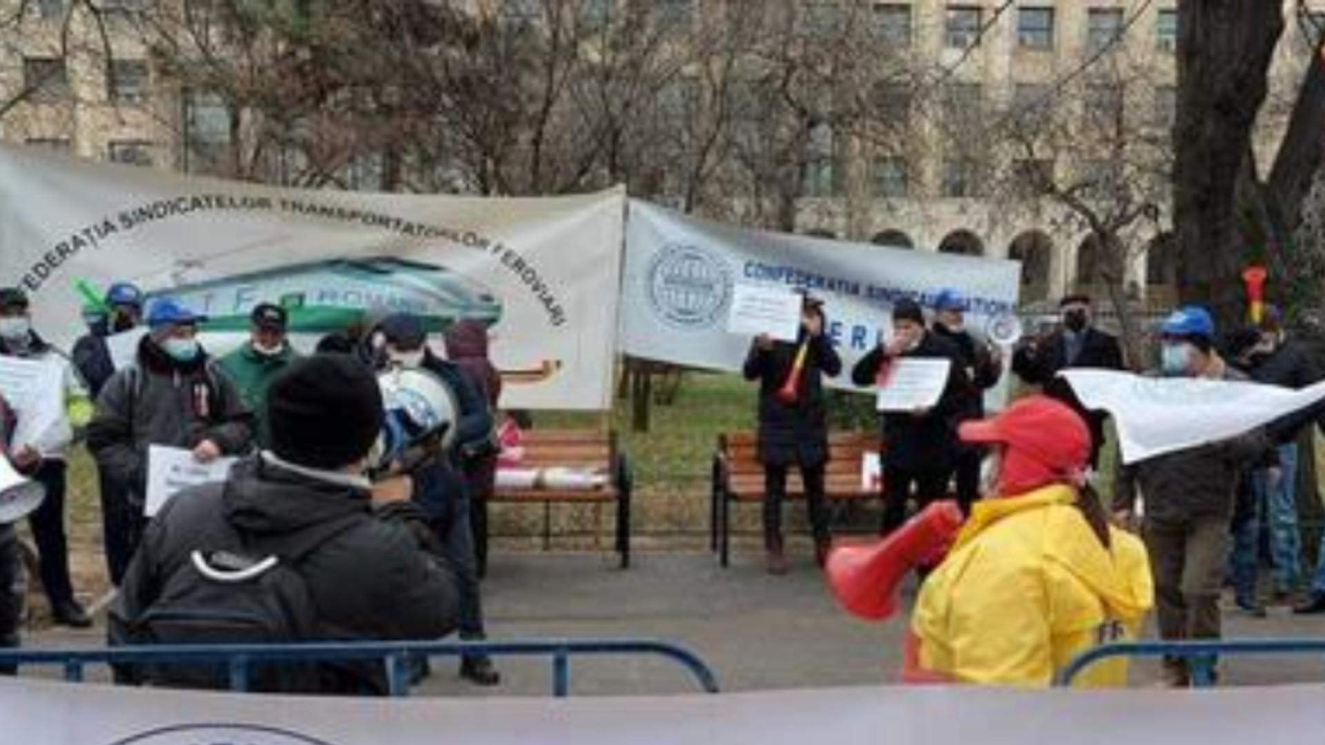 CEFERIȘTII protestează în fața Ministerului Transporturilor - De ce sunt acuzați guvernanții 