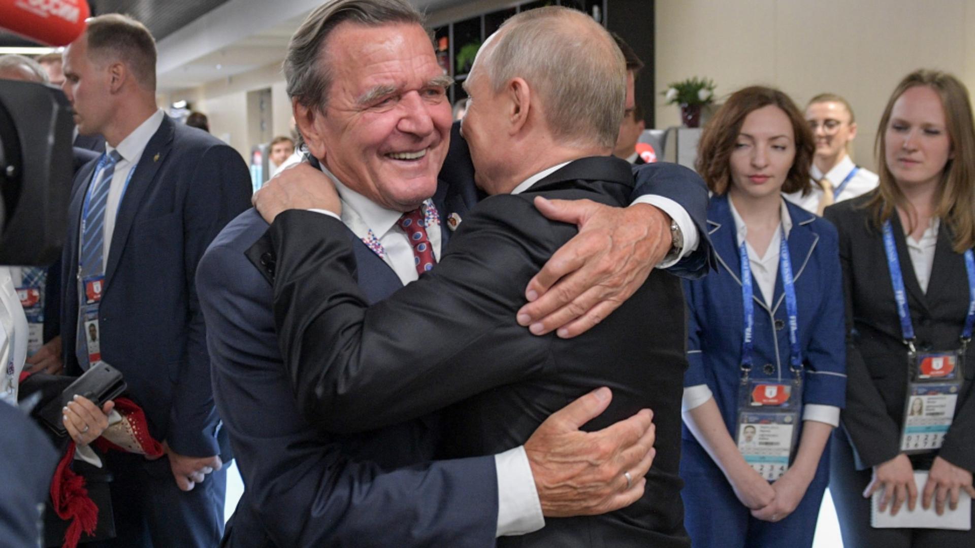Schroeder încearcă, timid, să-l convingă pe Putin de terminarea războiului. Foto/Profimedia