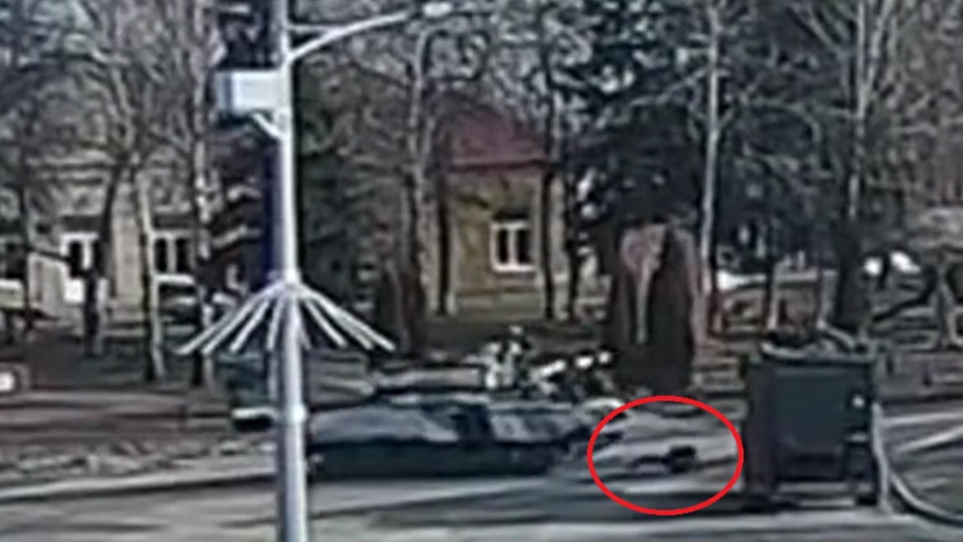 Momentul în care un soldat rus cade de pe tanc 