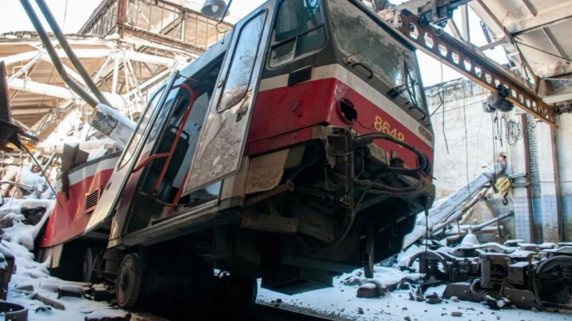 Rușii au luat la țintă depoul de tramvaie din Harkov. Foto/Andrei Mariekno/Unian