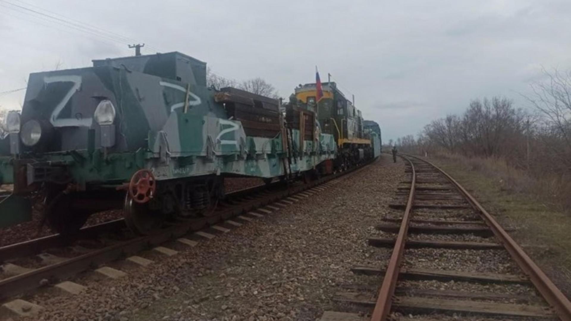 Rusia a mutat un tren blindat și plin de armament în Ucraina
