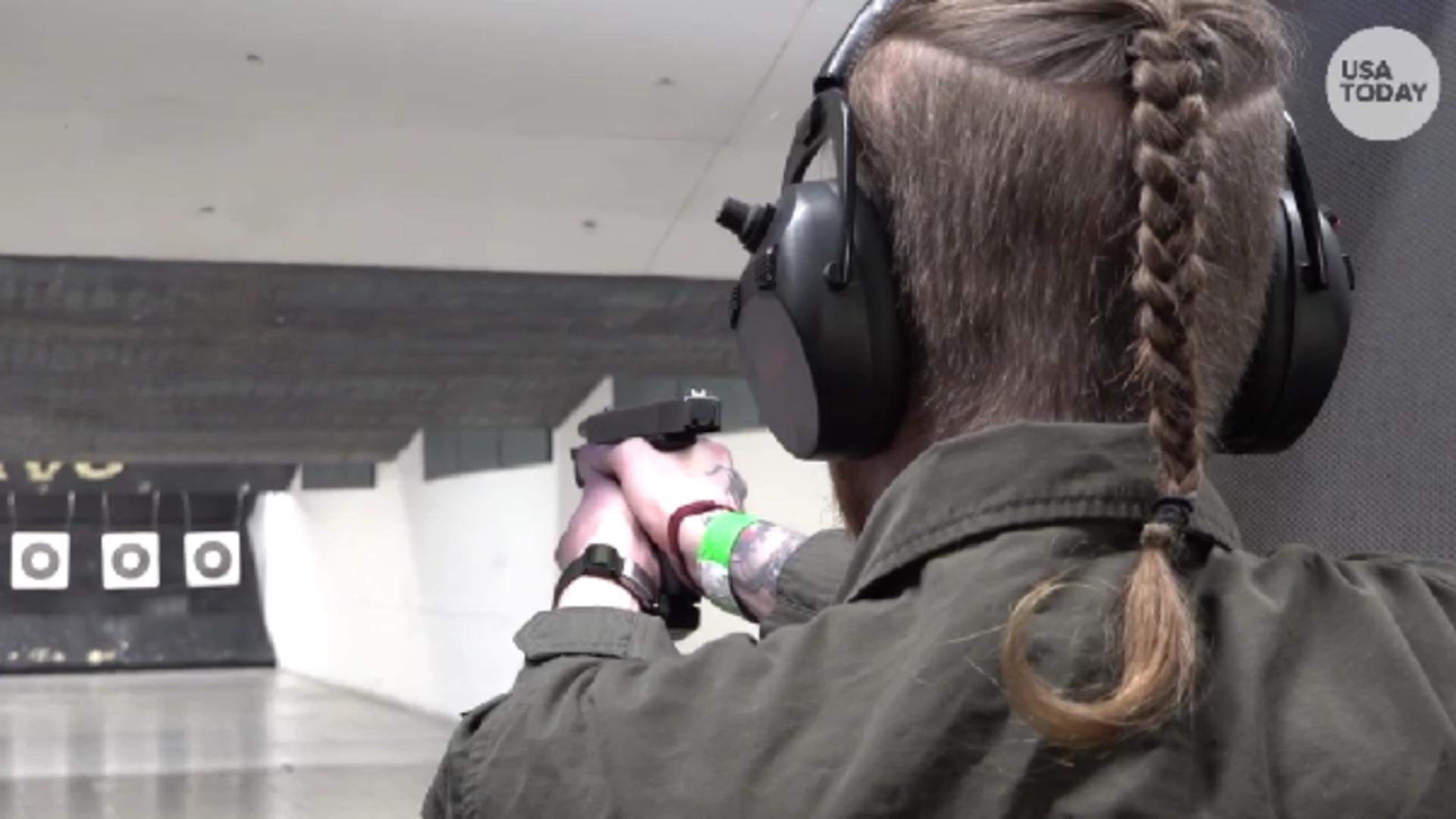 Oamenii învață să tragă cu arma / Captură video USA TODAY NEWS