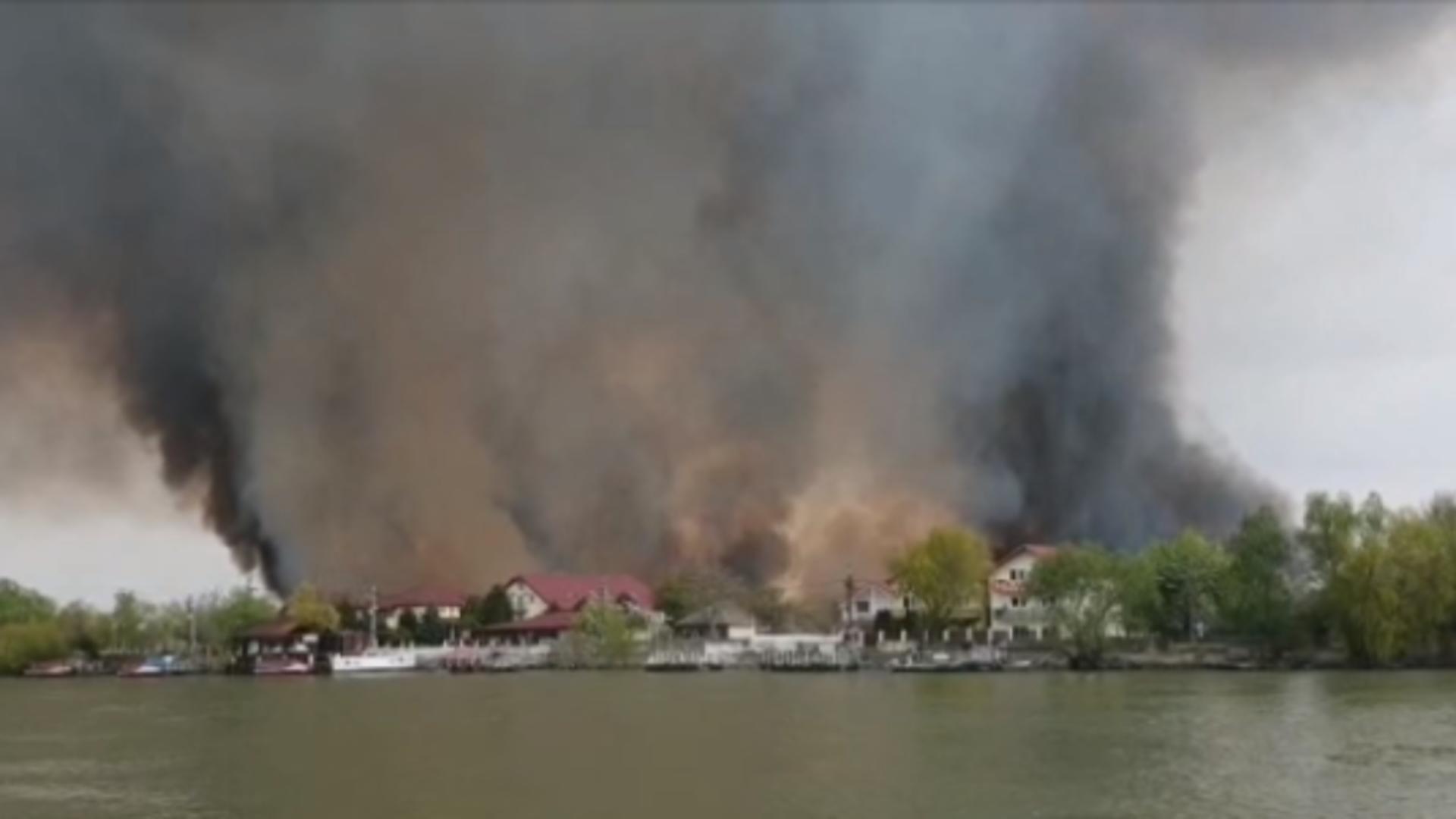 Incendiu URIAȘ în Delta Dunării: fumul dens și negru a acoperit cerul - imagini APOCALIPTICE