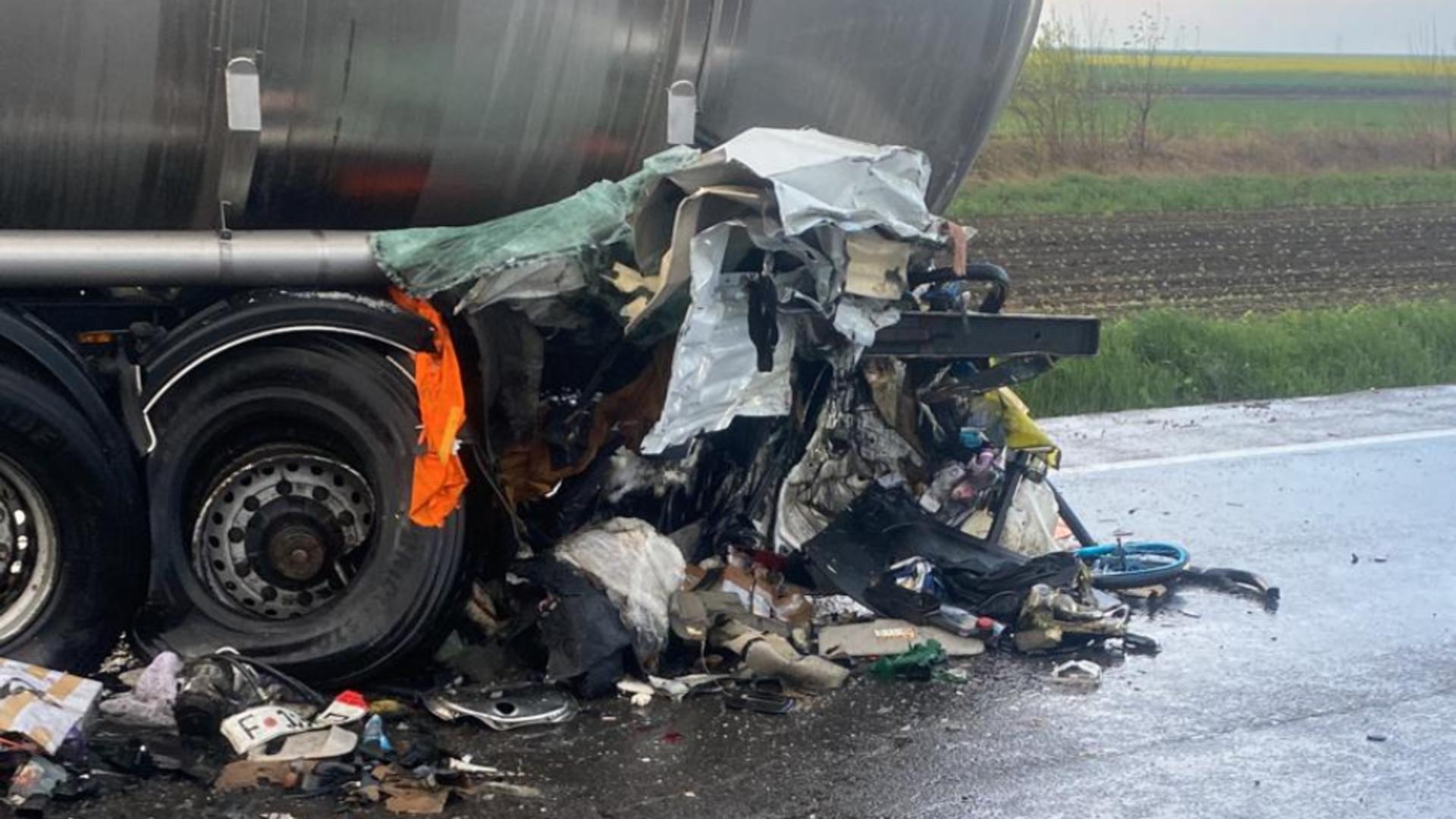 Accident CUMPLIT pe DN5, în județul Giurgiu: implicate două autotrenuri și două autoturisme. Trafic OPRIT