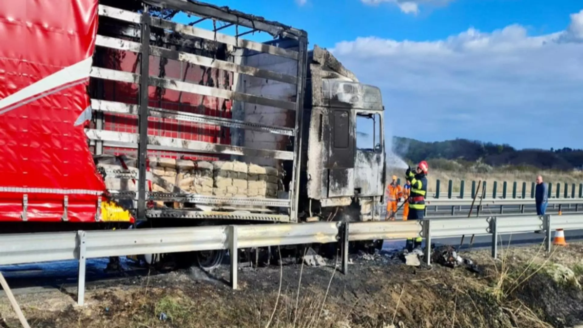 Autocamion distrus de flăcări