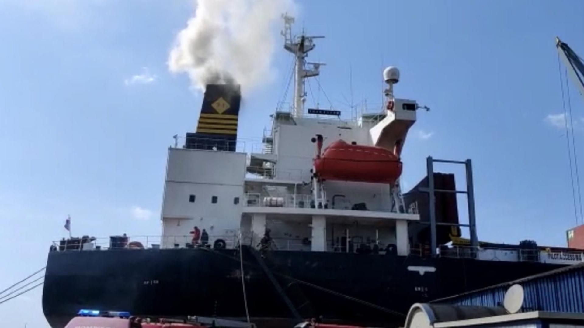 Incendiu produs la o navă aflată la reparat
