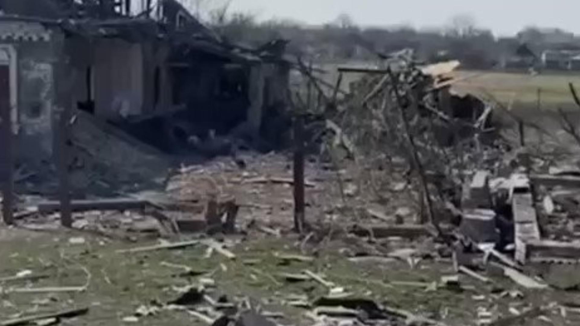 Scene emoționante în estul Ucrainei după bombardamente - Oameni și animale, salvați din ruine în regiunea Donețk